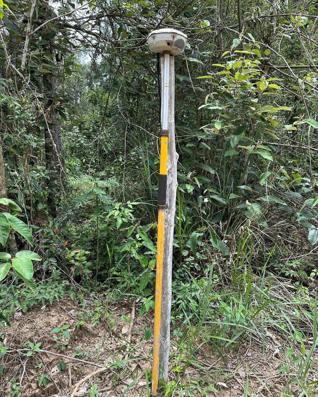 Serviço em São Miguel Arcanjo — Marco em área de mata
