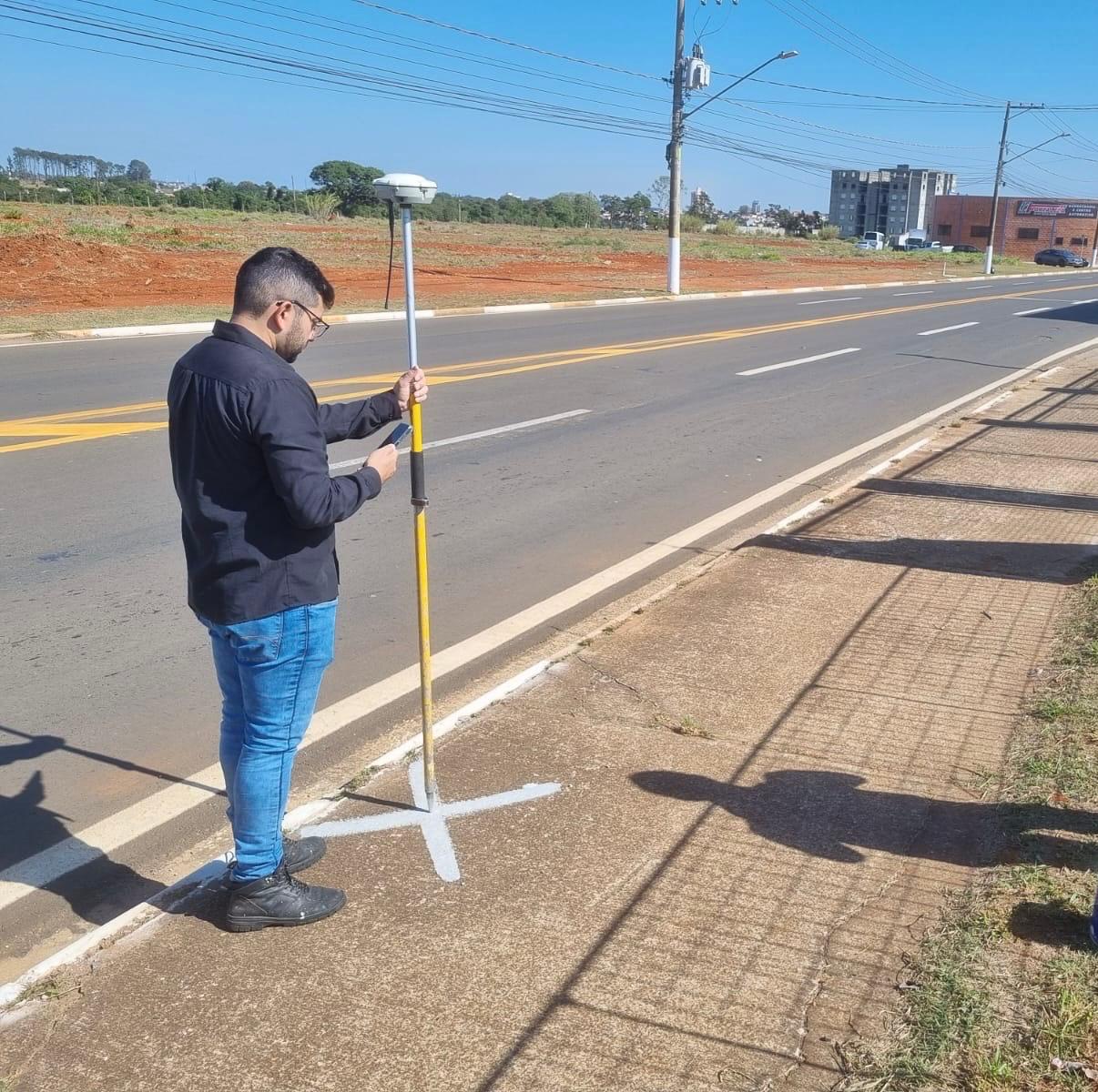 Serviço em Votorantim — Marco topográfico viário