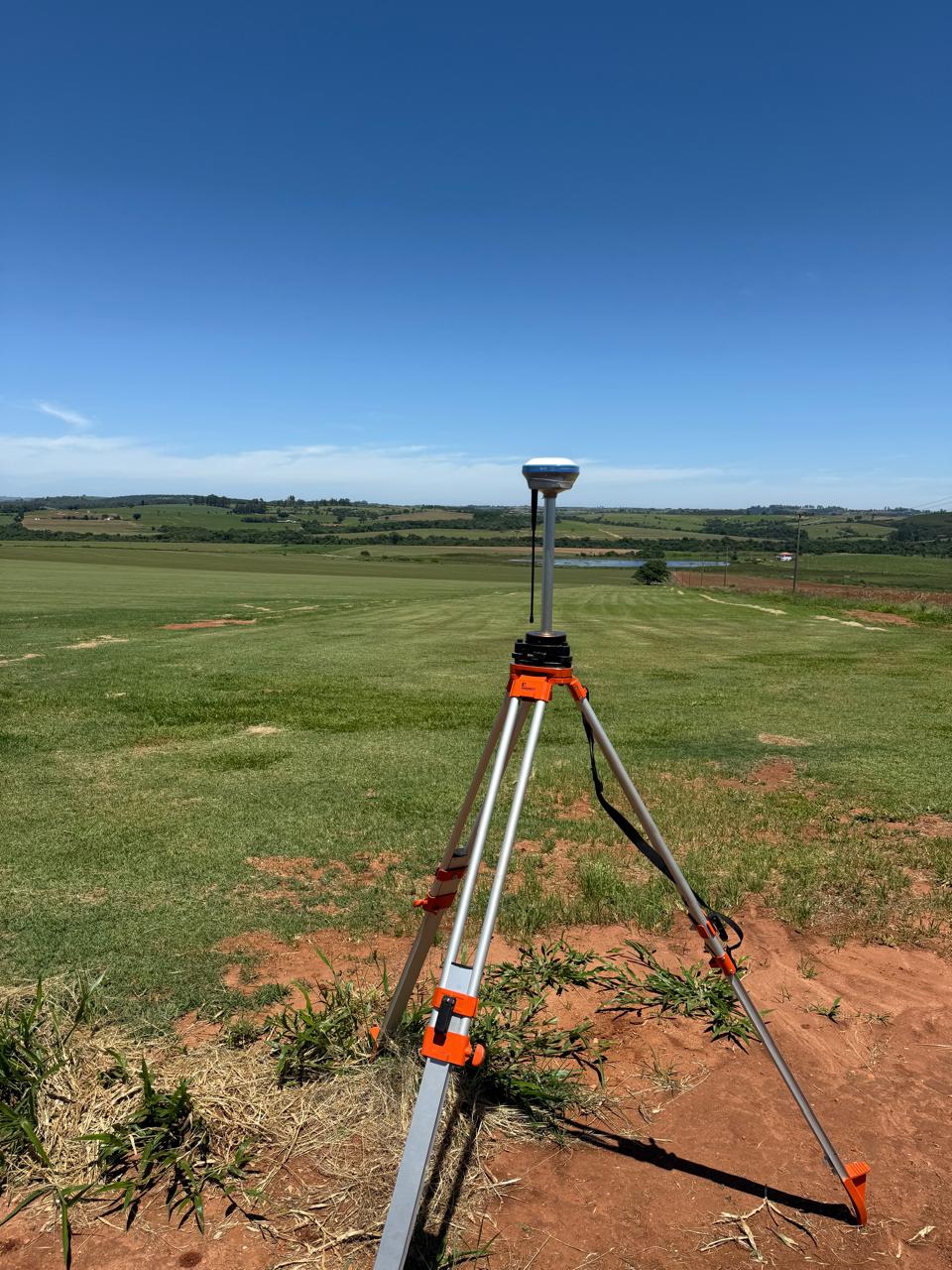 Serviço em Cerquilho — Base RTK em pastagem